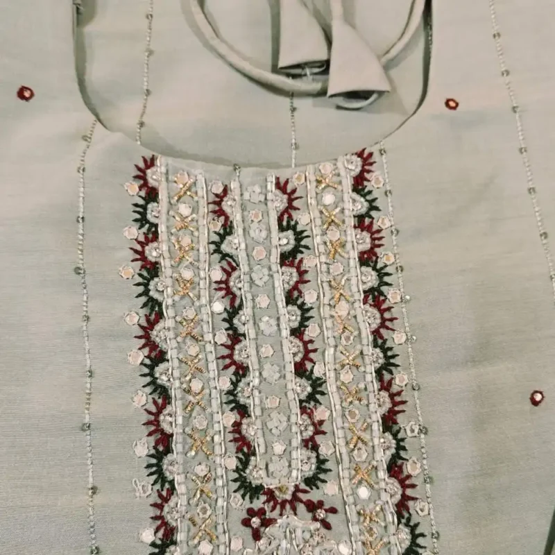 Embroidered kurta set - Image 7