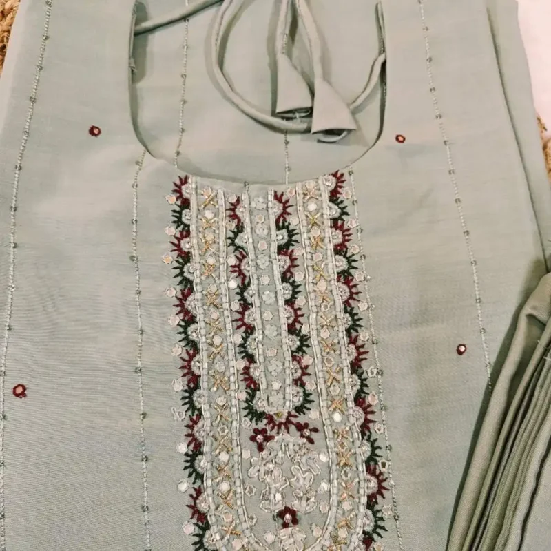 Embroidered kurta set - Image 9