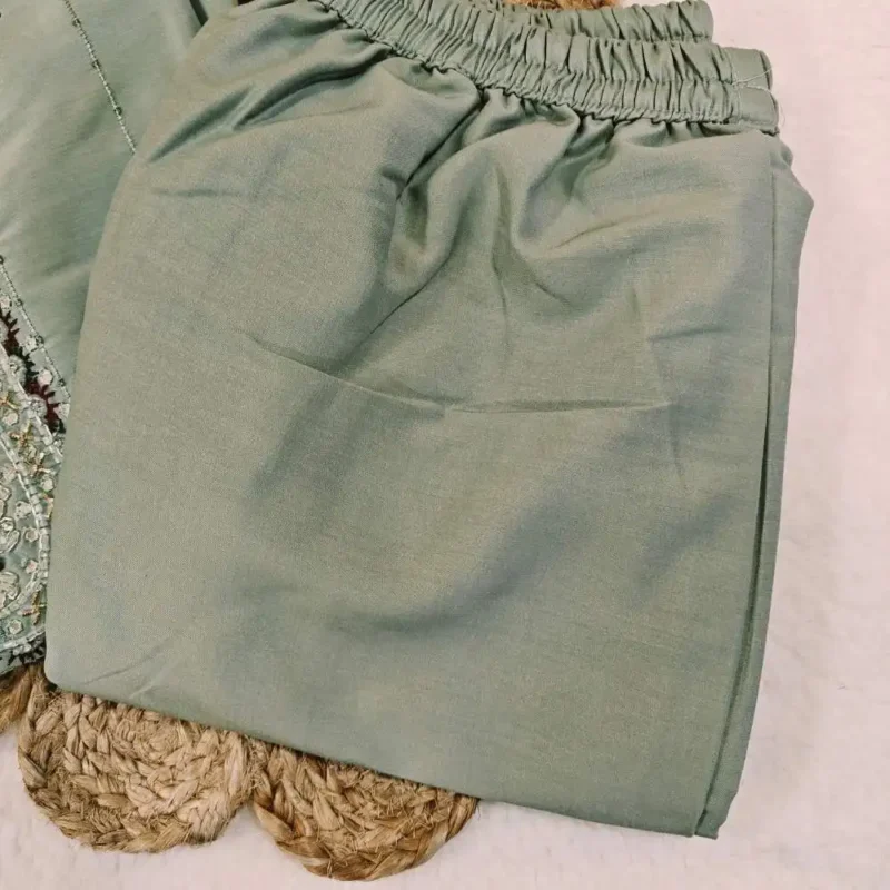 Embroidered kurta set - Image 10